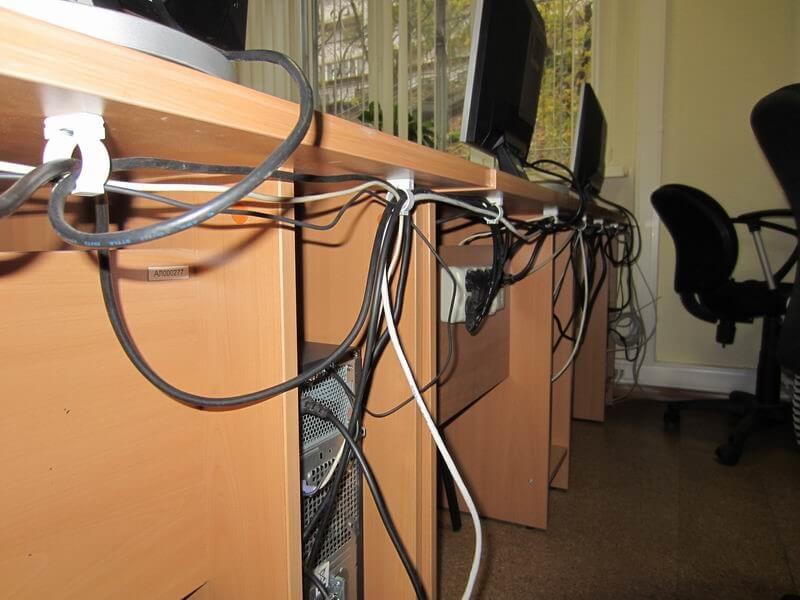 Кабельный менеджмент в диспетчерской мебели: борьба с проводами